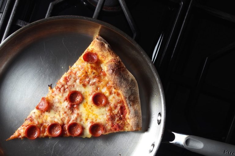 Comment réchauffer une pizza ? Expirata.fr
